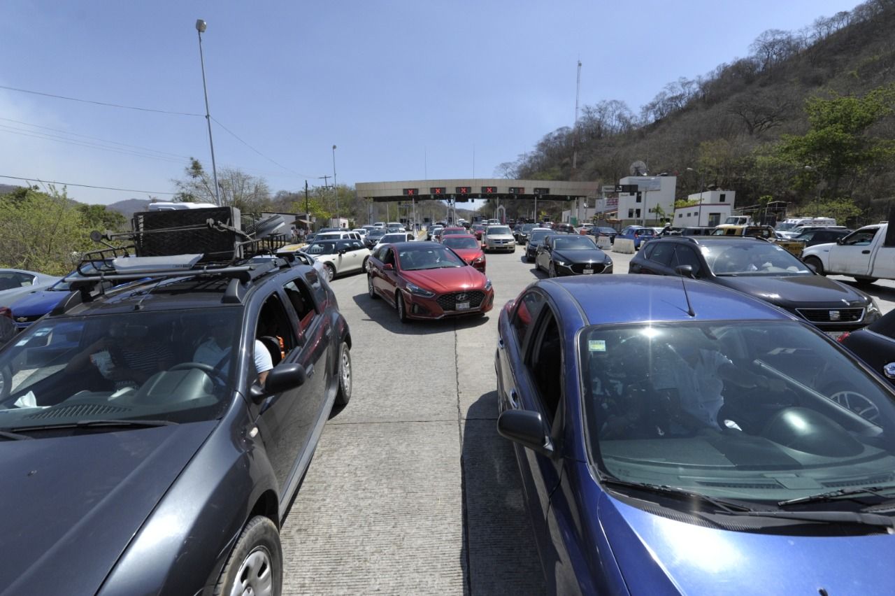 Reportan llegada de decenas de autos por minuto a Acapulco
