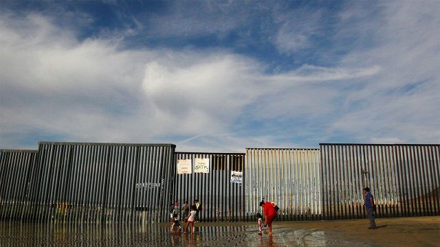 La Casa Blanca, alarmada por caso de niñas arrojadas desde muro con México
