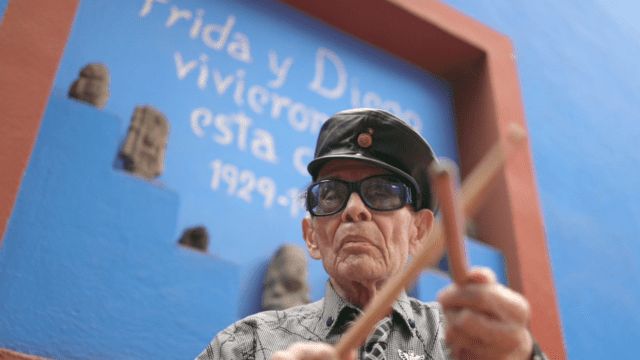 El jazzman Tino Contreras celebra sus 97 años con show online desde la casa de Frida Kahlo

