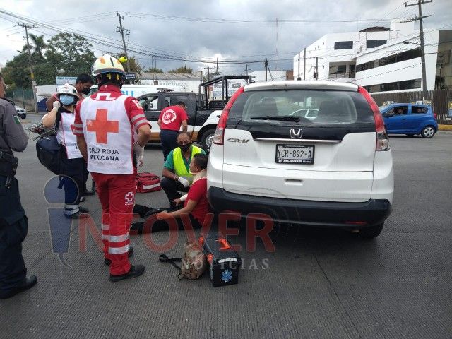 Se impacta motociclista contra camioneta; Queda lesionado