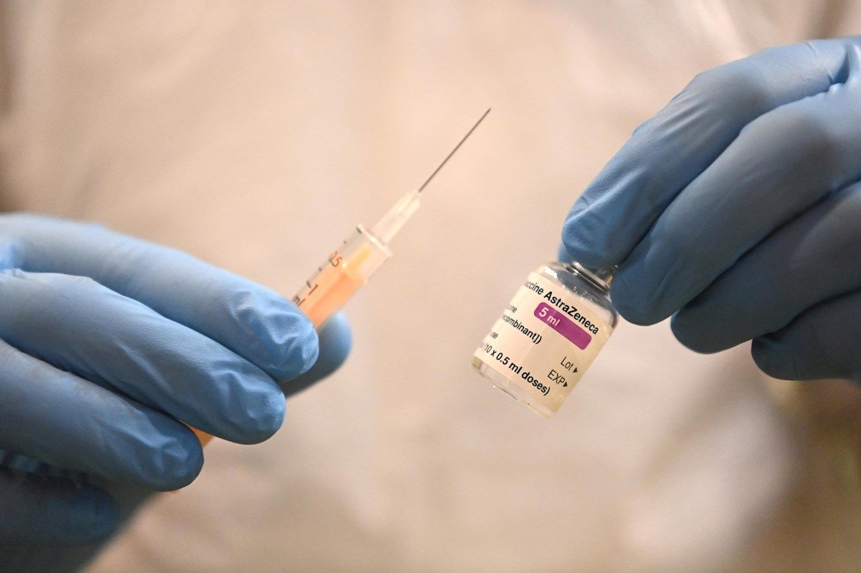 Siete muertos por coágulos tras recibir vacuna de AstraZeneca en Reino Unido
