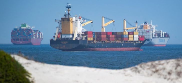 Atasco en Canal de Suez afecta aún a 119 barcos tras una semana desbloqueado