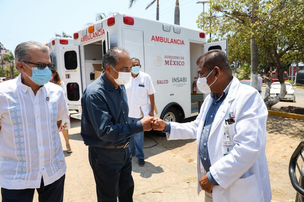 Entrega Héctor Astudillo ambulancias equipadas para terapia intensiva gestionadas ante la federación 
