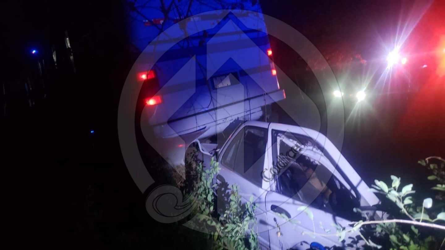 Dos muertos deja choque entre autobús y taxi, en el municipio de Coyuca de Benítez