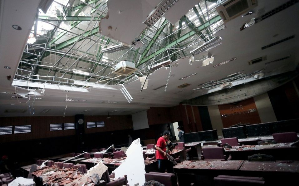 Al menos siete muertos en Indonesia por sismo de magnitud 5.9