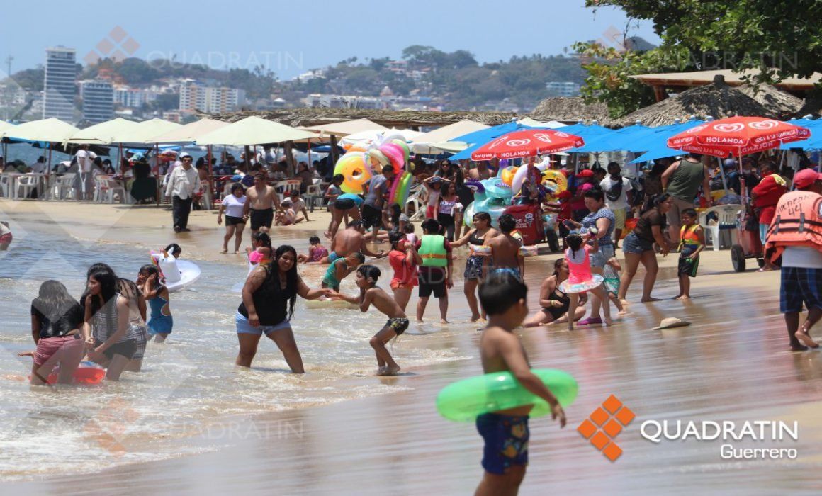 Turistas no temen a pandemia y llenan otra vez playas de Acapulco 