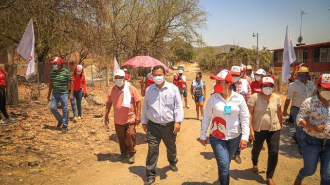 Visita Héctor Vicario la comunidad de El Tomatal en Iguala
