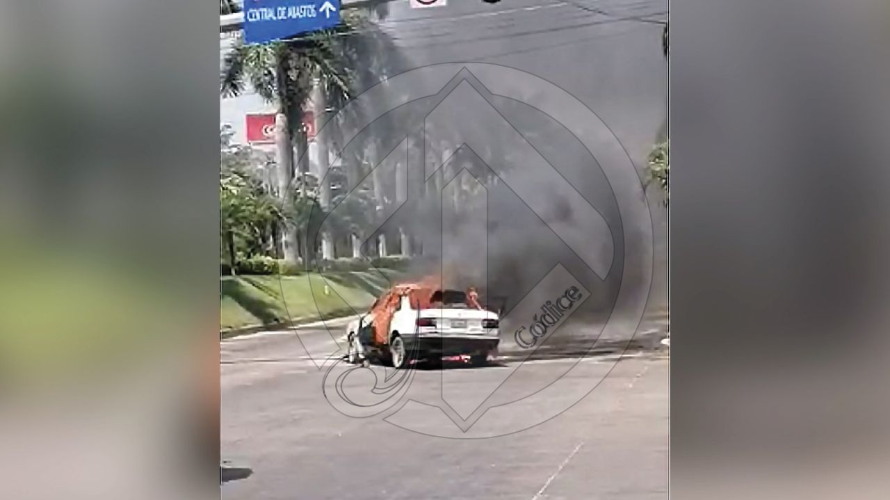 Balean y queman vehículo en la periferia de Acapulco