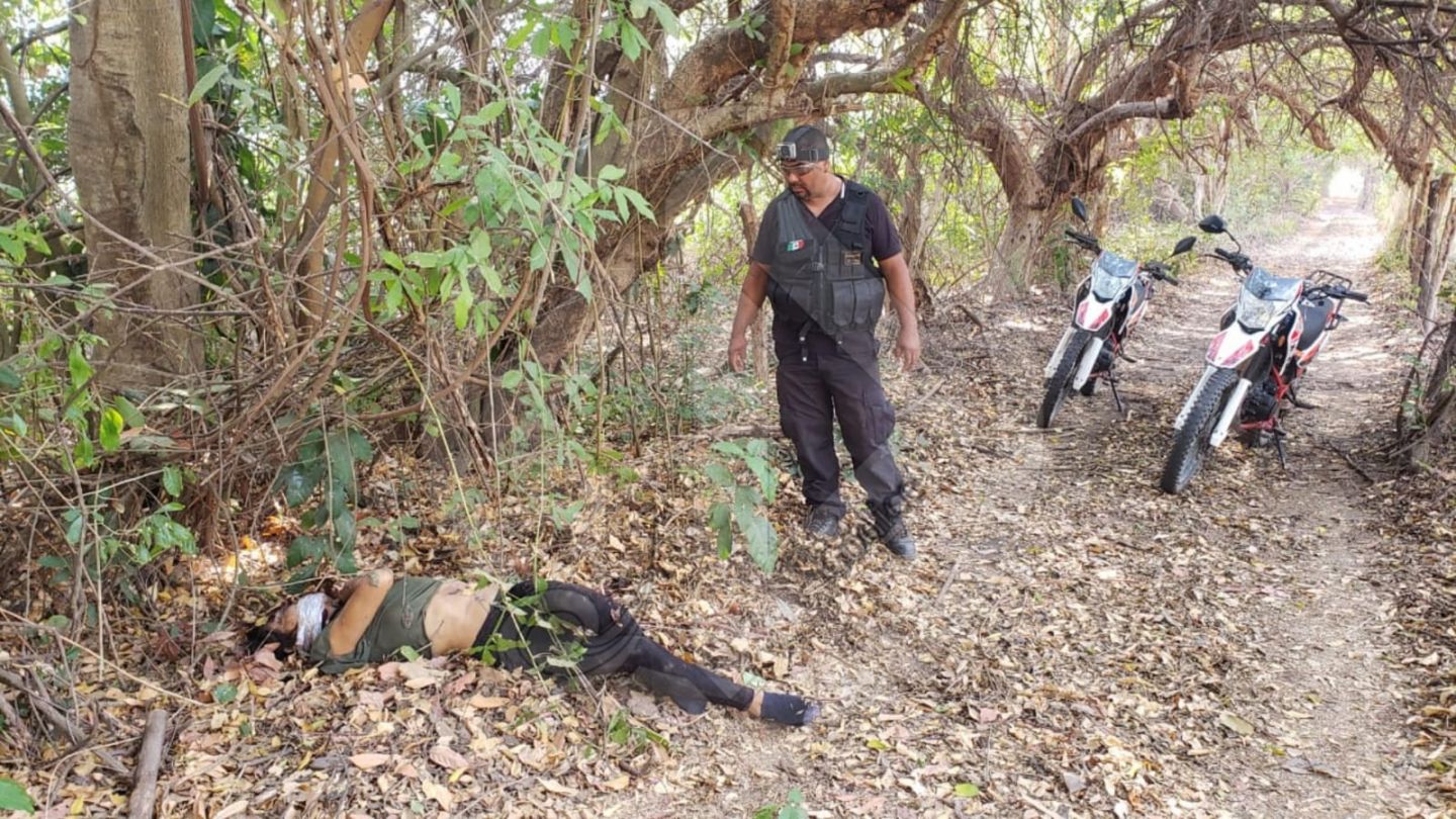 Localizan a hombre vestido de mujer asesinado cerca del Cayaco, en Coyuca de Benítez
