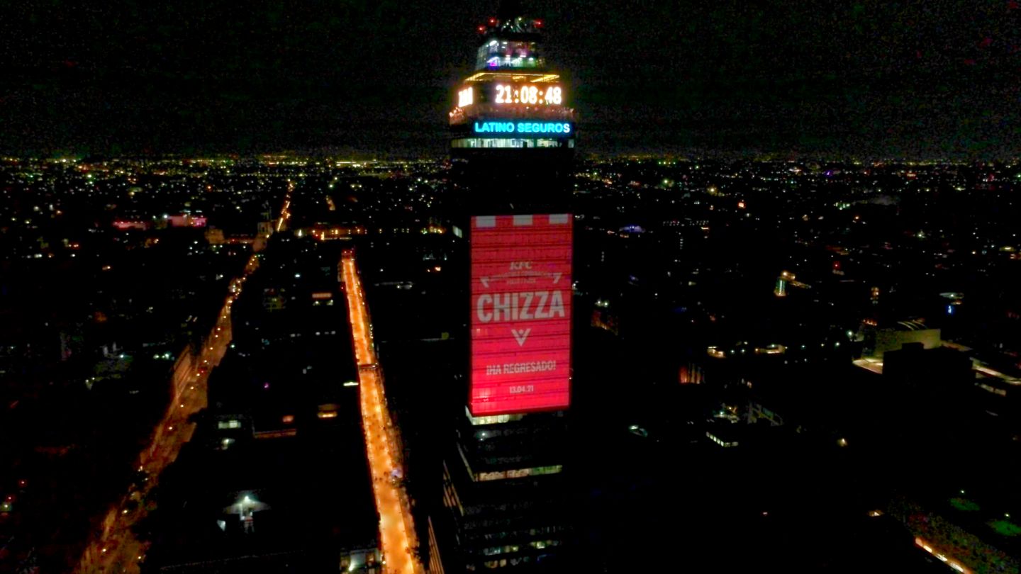 KFC proyecta un video en La Torre Latino para anunciar el regreso de Chizza a México