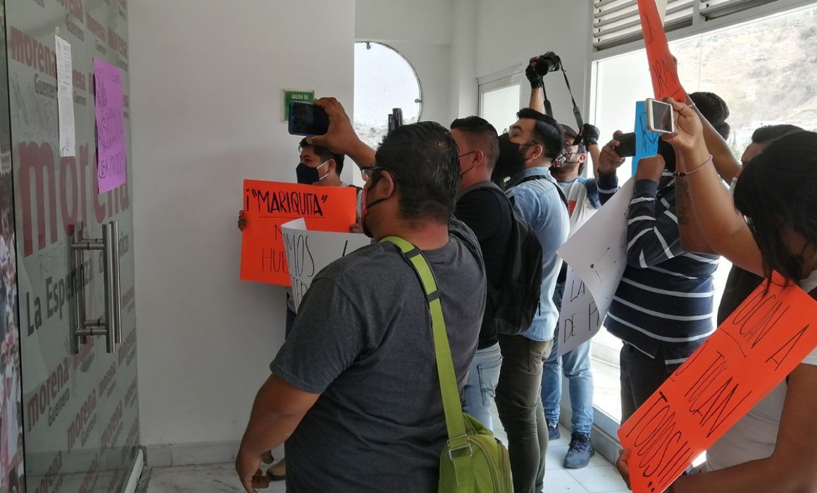 Protestan en oficinas de Morena en Guerrero por agresión a reportero