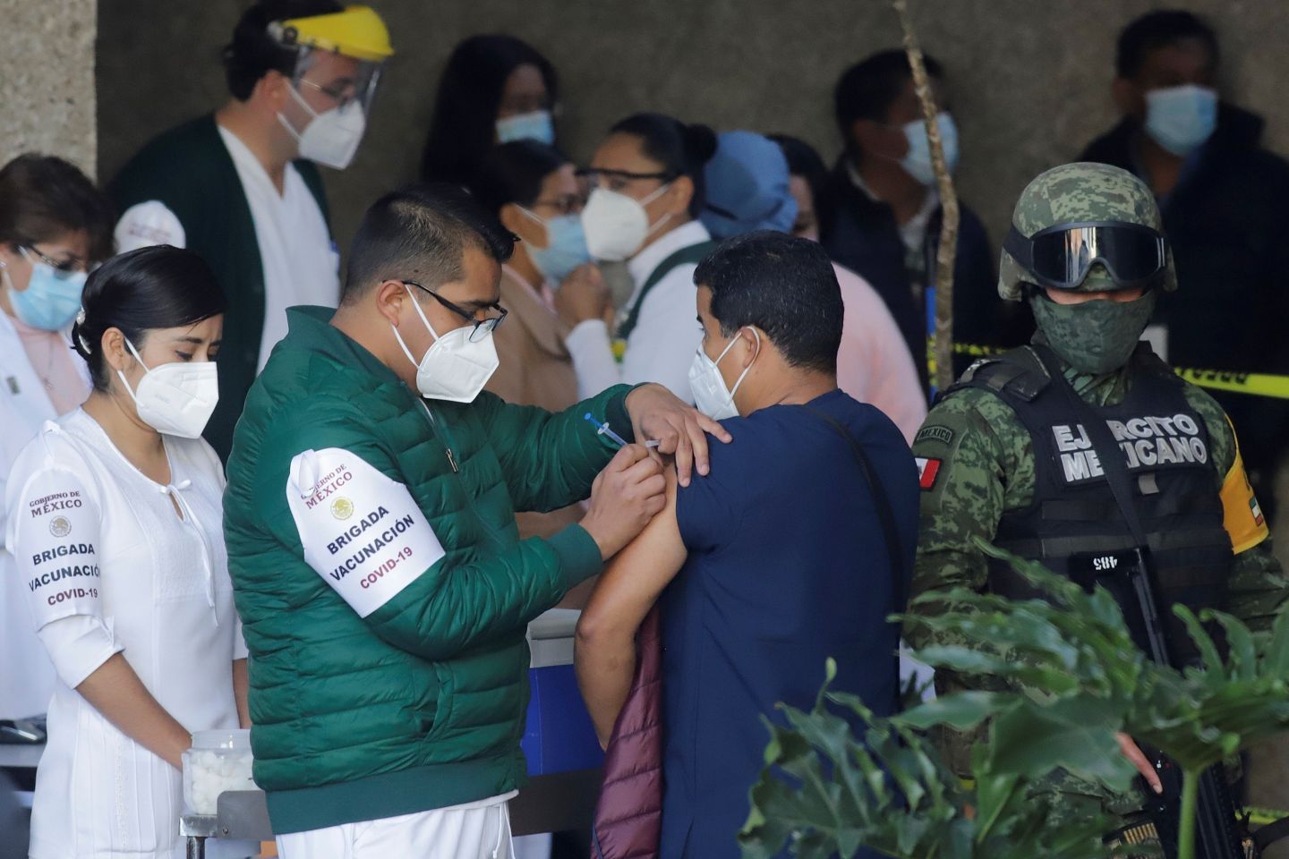 Segunda dosis contra COVID-19 a adultos mayores en Chimalhuacán