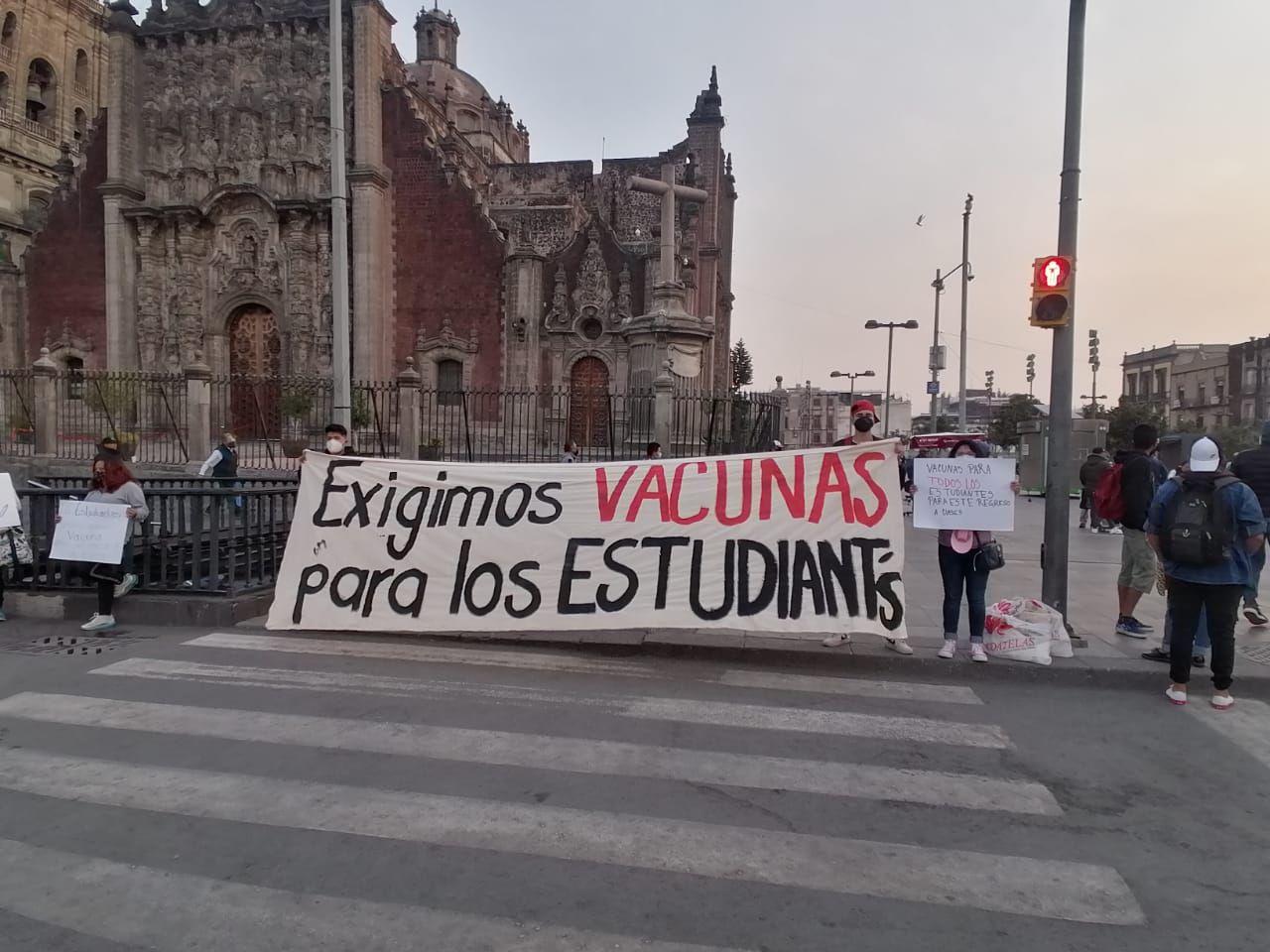 #En Ecatepec exigen  vacunas para estudiantes y maestros