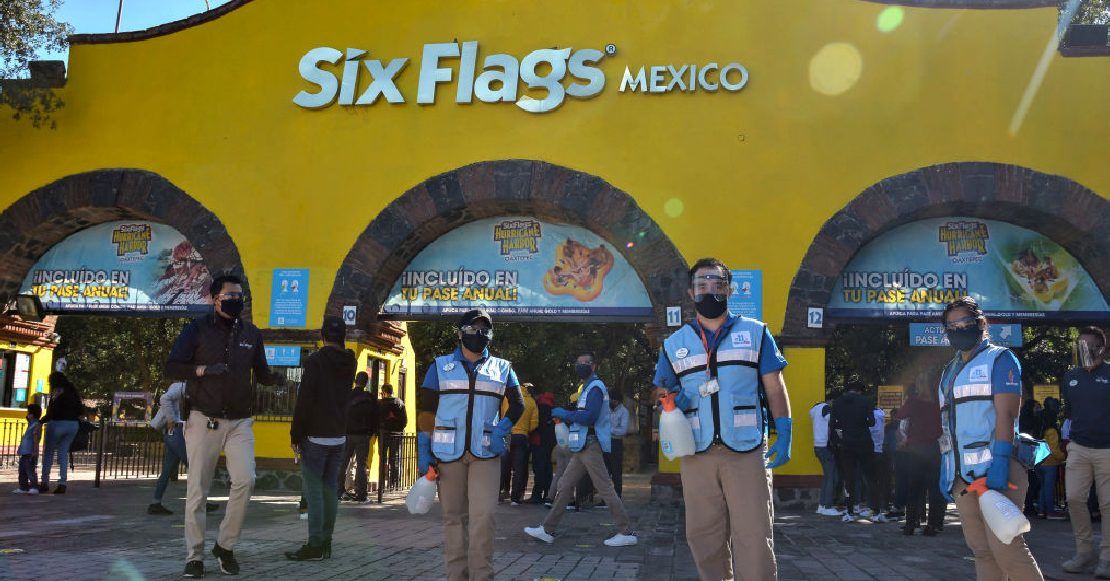 Dos jóvenes intentaron ingresar a Six Flags de CDMX con un arma tipo subametralladora.