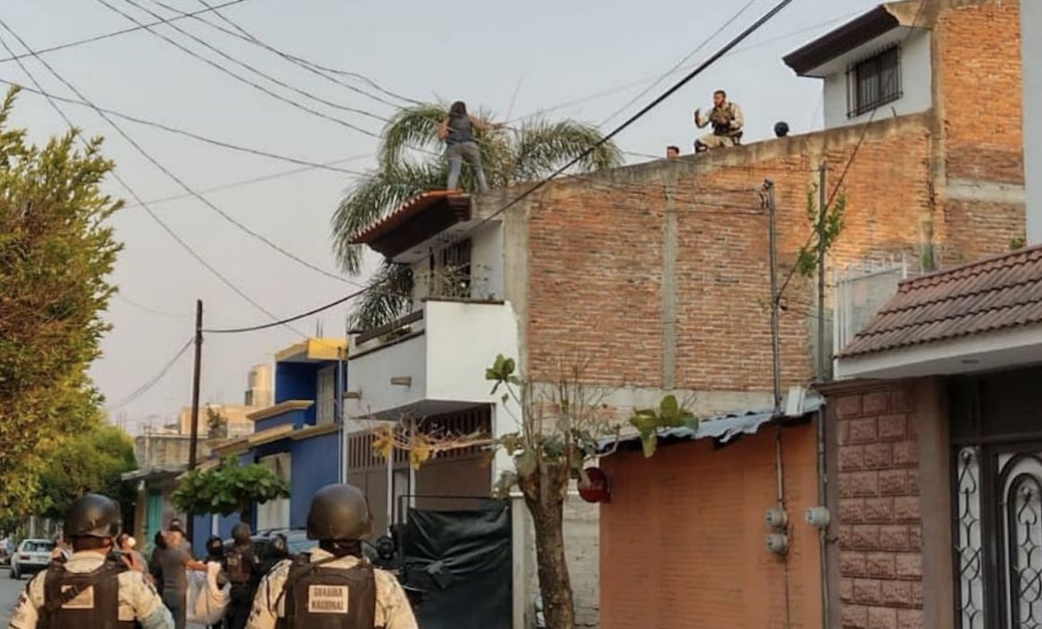 Rescatan a quincuagenaria que pretendía lanzarse al vacío en Iguala 