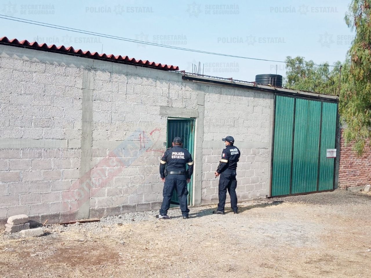 Policías resguardan inmueble utilizado para desvalijar vehículos robados en Tepetlaoxtoc 
