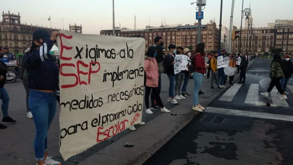 #Estudiantes deTierra Caliente se sumaron a manifestación en Palacio Nacional