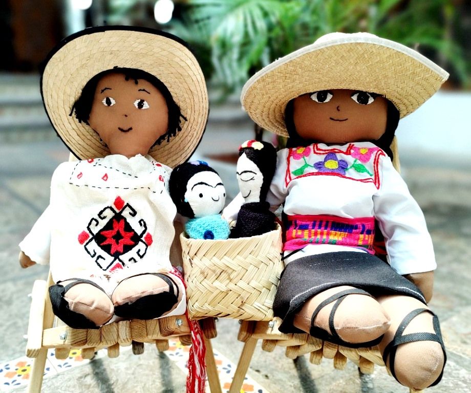Las manos mexiquenses crean muñecas y muecos artesanales
