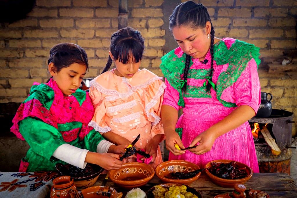 Comparten la receta del mole tradicional mazahua