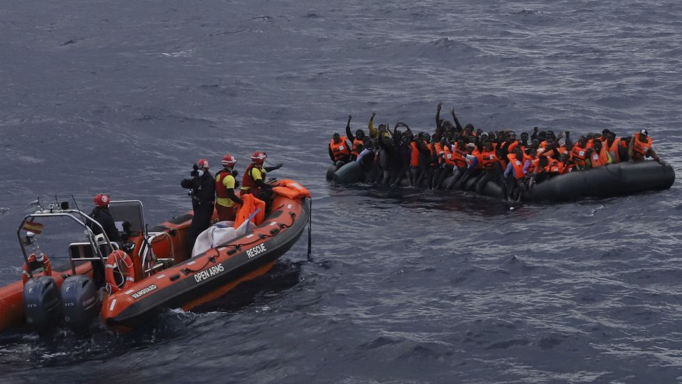 Vuelca embarcación con migrantes en California; hay tres muertos