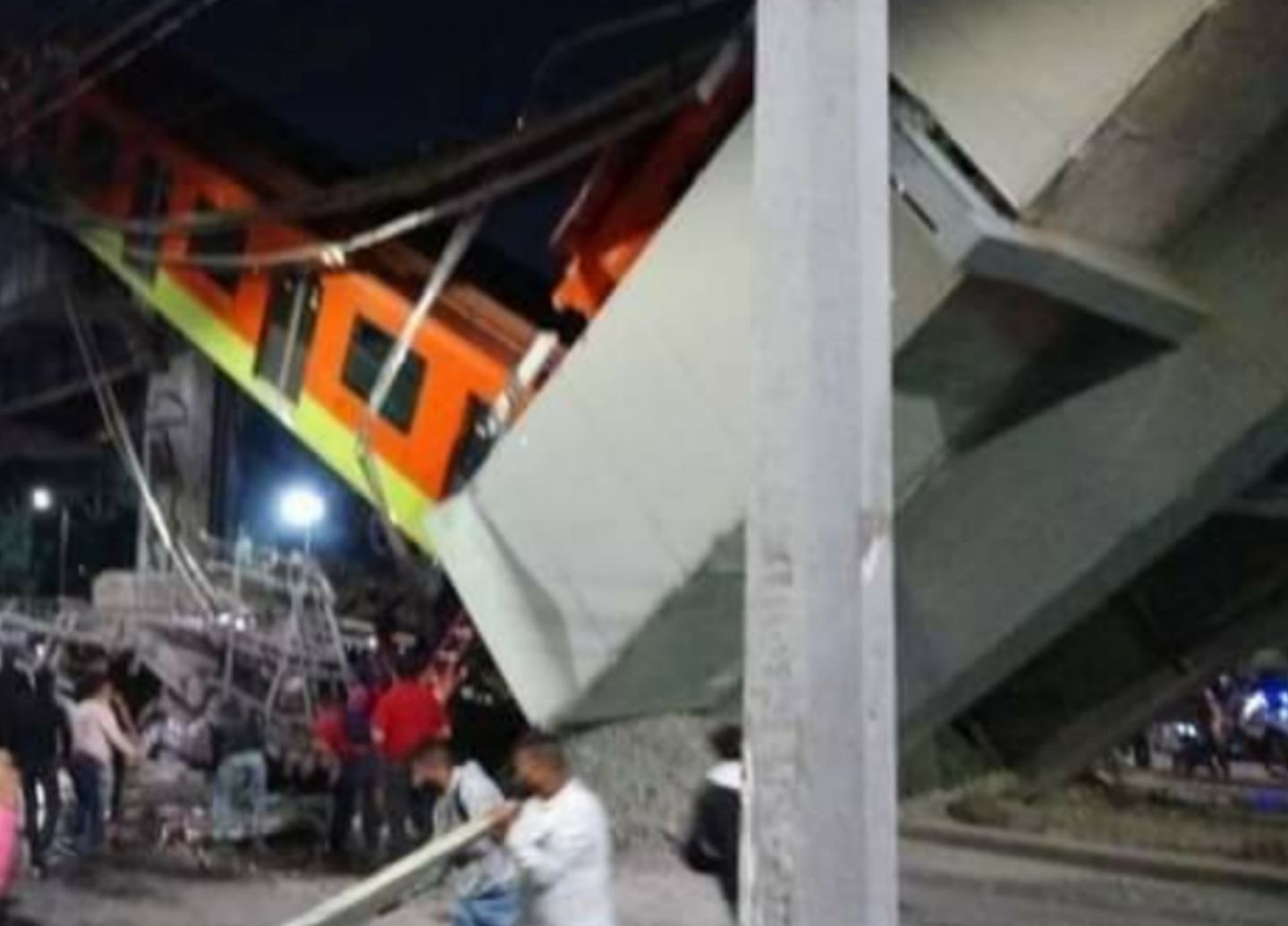 Último momento🚨🚨🚨🚨
Se desploma estructura del metro estación los Olivos de la línea 12 del STCM  en la Ciudad de México.
