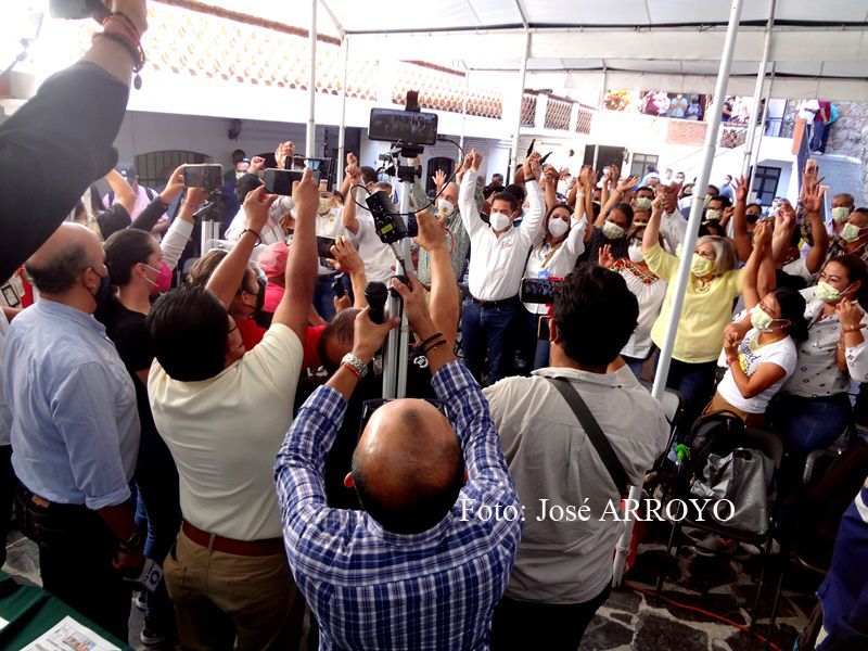 Renuncian empleados perredistas al ayuntamiento panista de Taxco