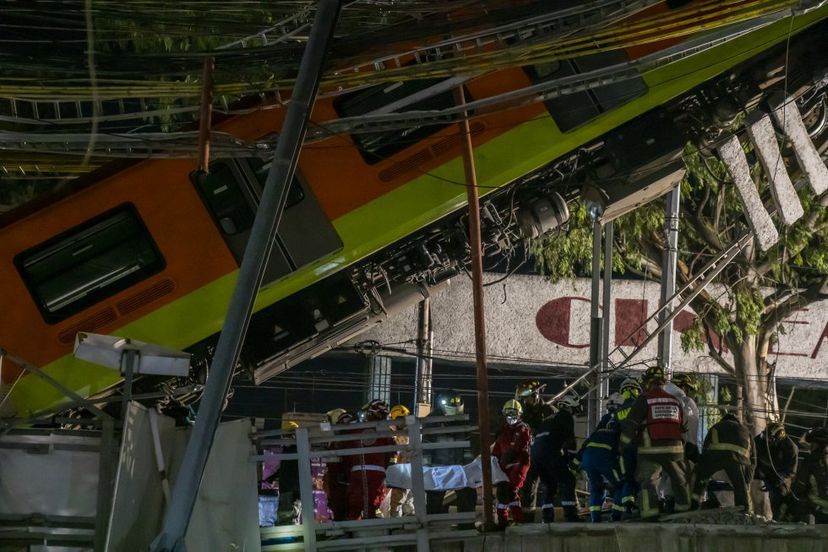 Sube a 24 muertos por el derrumbe de un tramo del metro de Ciudad de México

