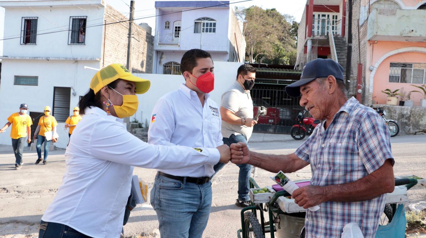 * Hoy la candidata junto a Eduardo Soria visitó hogares y negocios de las colonias América Manríquez y López Mateos.