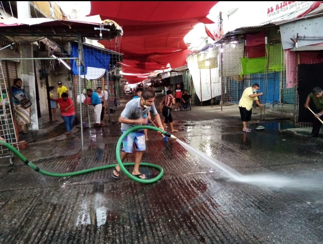 Despejan banquetas y calles adyacentes al Mercado Central 

