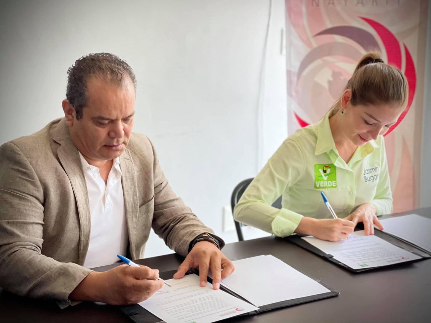 Jasmín Bugarín firma convenio anticorrupción. 
