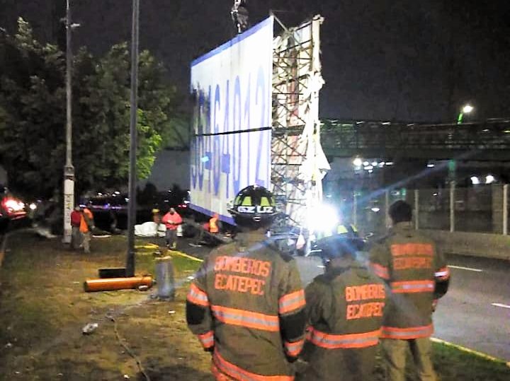 Autoridades retiran anuncio espectacular de 25 metros de altura en Ecatepec