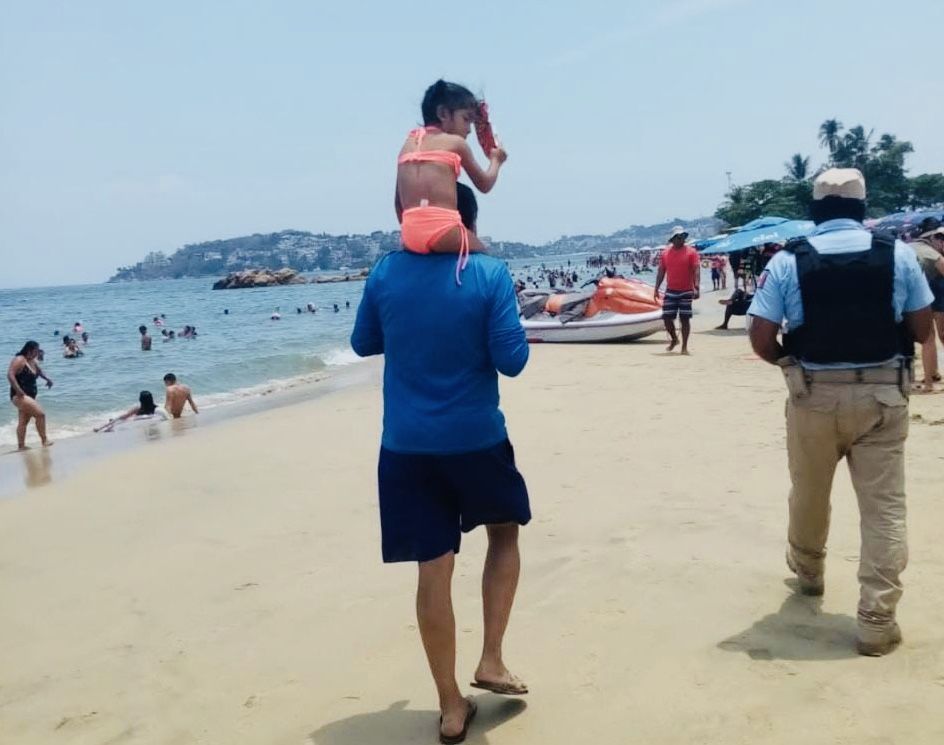 Localizan policías turísticos de Acapulco a menor extraviada en la playa 