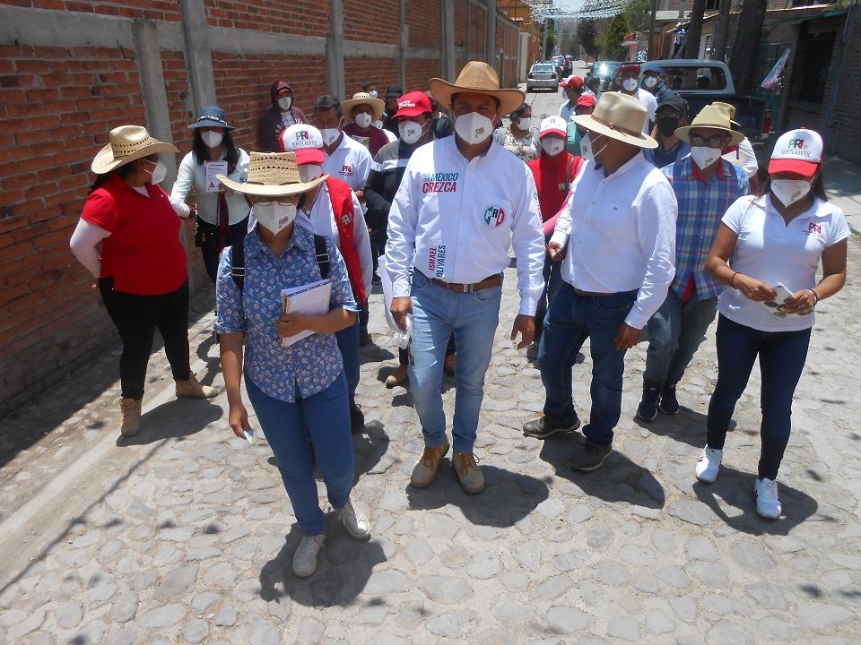 Recorre poblaciones de Tepetlaoxtoc Ismael Olivares presentando su oferta política