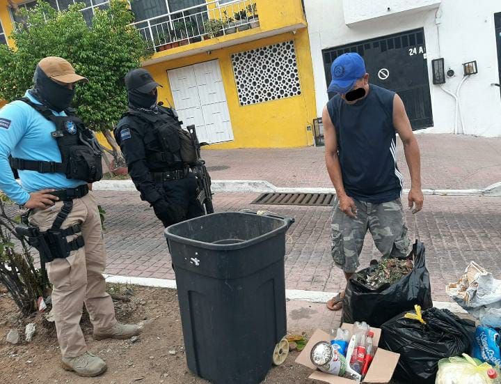 Aseguran a sujeto por arrojar basura en la avenida López Mateos, en Acapulco 