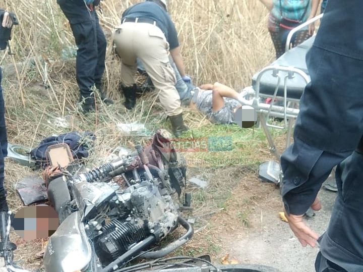 Un hombre murió y uno más resultó herido al impactar su motocicleta contra un vehículo en Acolman