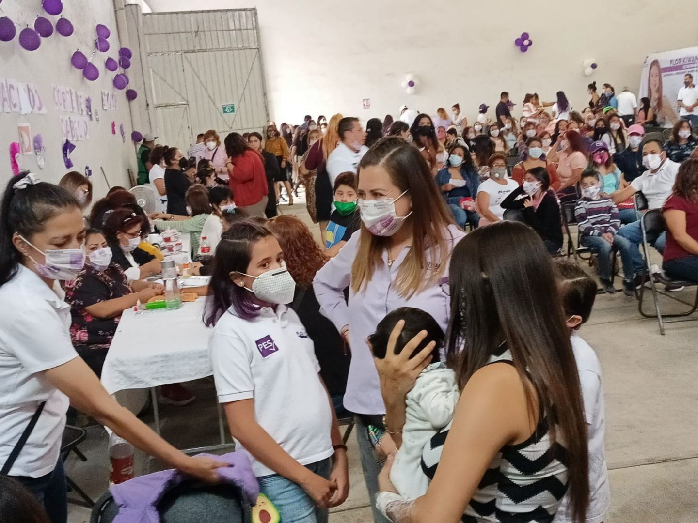Flor Kiwan rinde homenaje a las madres 
en su día con sorpresas y regalos 
