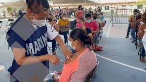 Maestros viajan hasta 3 horas para vacunarse en Zihuatanejo
