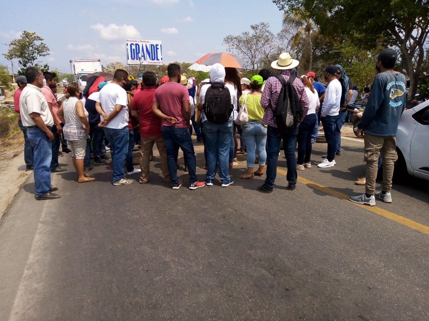 Bloquean maestros carretera federal Acapulco-Zihuatanejo
