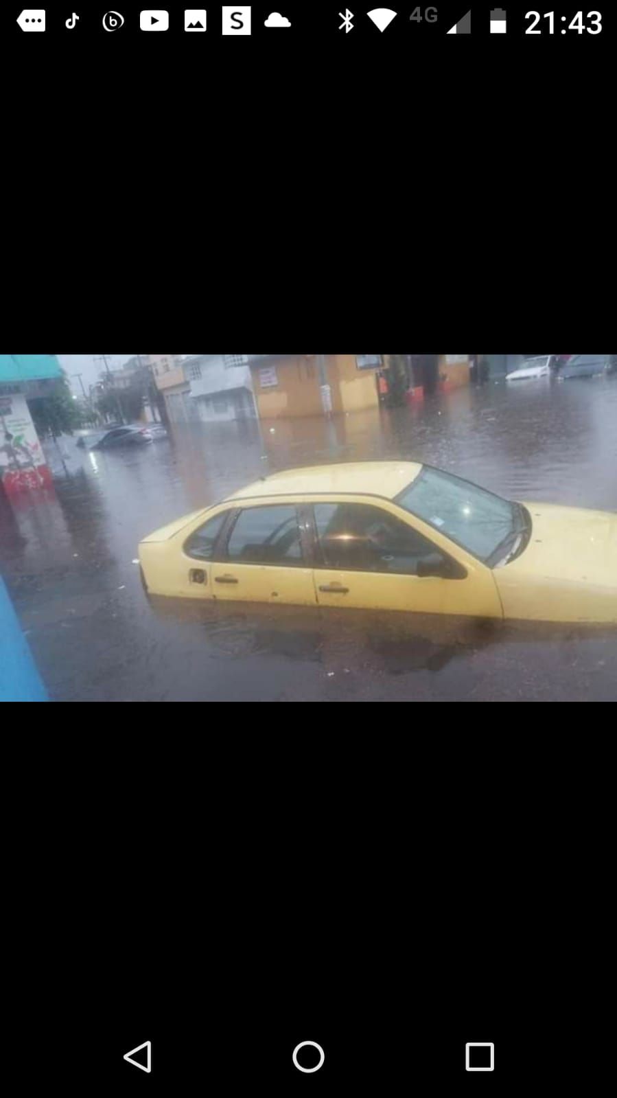 La Paz el tremendo aguacero que cayó hace unas horas sobre la carretera México-Texcoco, ocasiono enorme tráfico vehicular y automóviles inundados casi por el agua