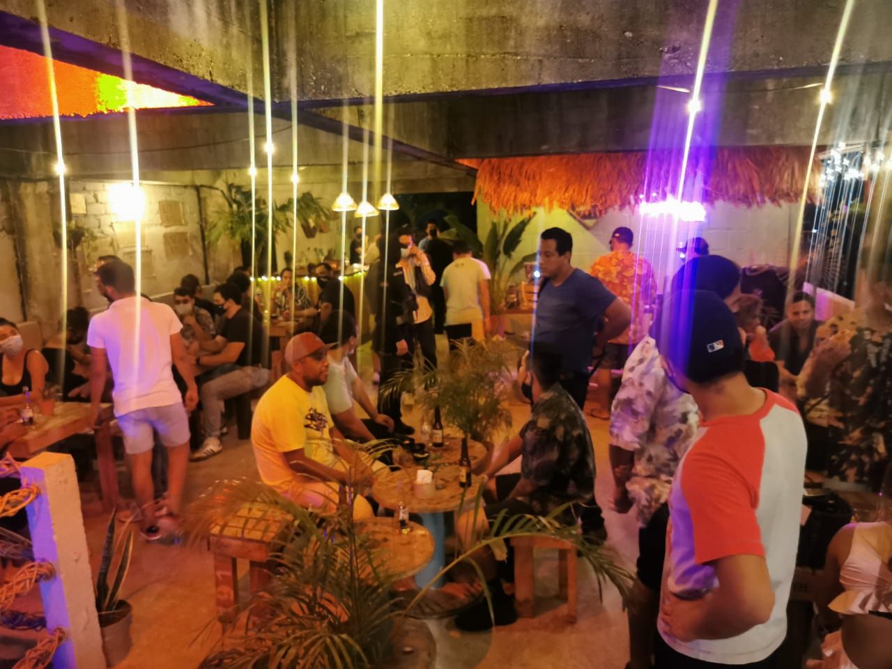 Clausuran tres bares por violar normas sanitarias, en Acapulco 
