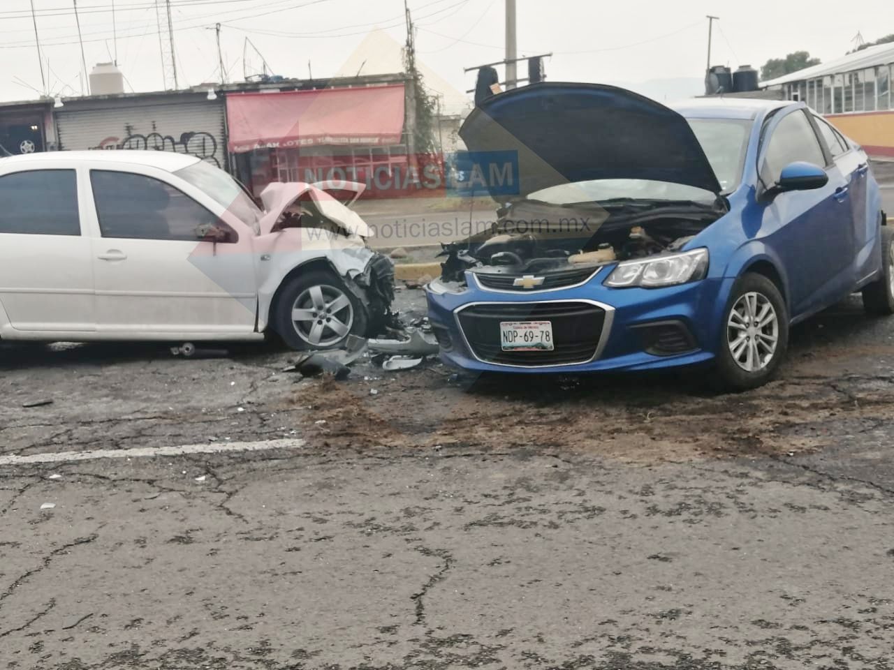 Choque entre dos vehículos deja un muerto y cuatro heridos en la Texcoco-lechería