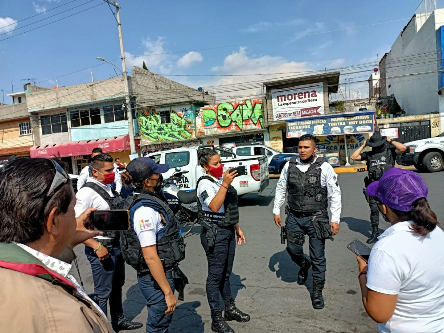 Policías de Nezahualcóyotl, agraden y sacan sus armas para evitar el evento de la candidata del PES.
