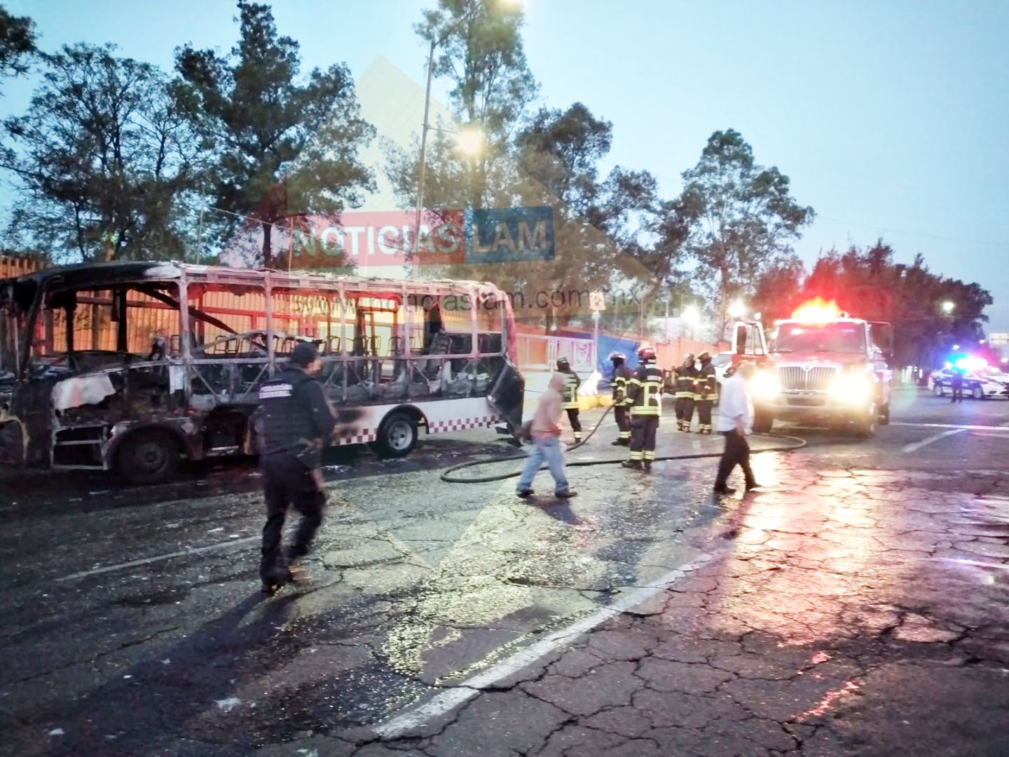 Sujetos queman un autobús en Naucalpan
