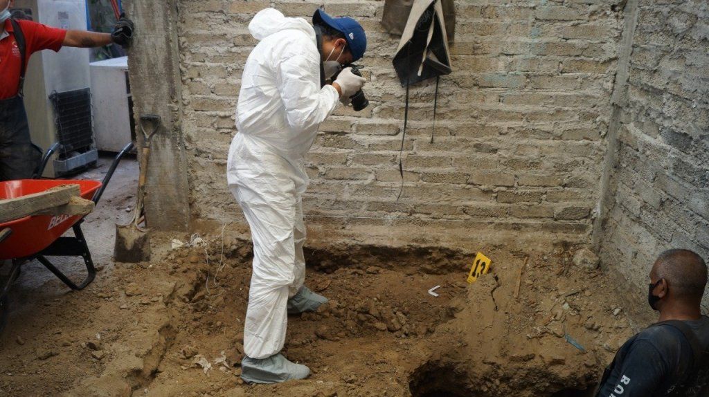 Autoridades de la FGJEM continúan excavando en el inmueble de Atizapan en donde presuntamente un activista del PRD es acusado de varios femenicidios 

