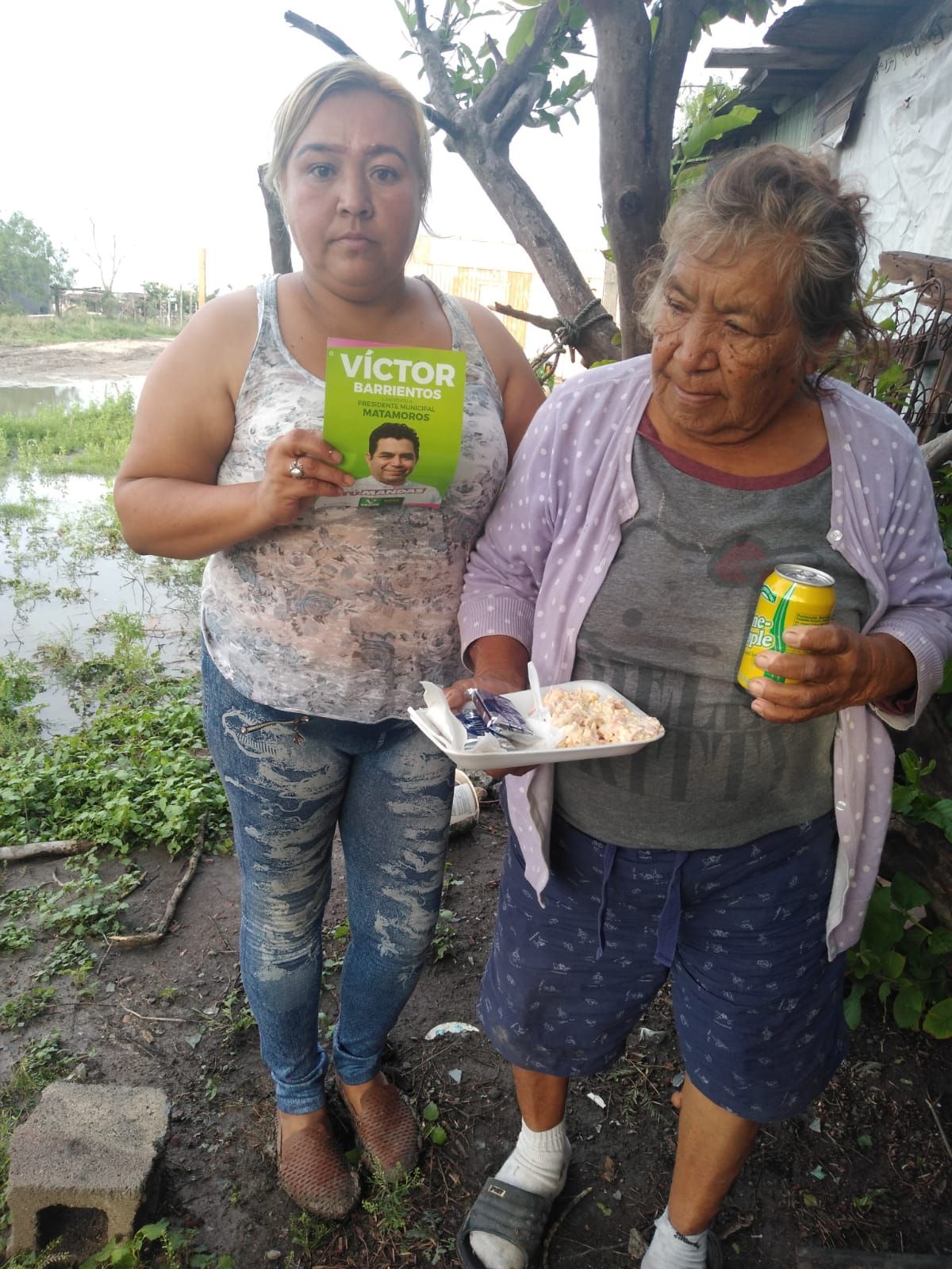 Victor Barrientos y Tomas Gloria envían comida en la colonia Juan Rodríguez tras haber pasado la tormenta