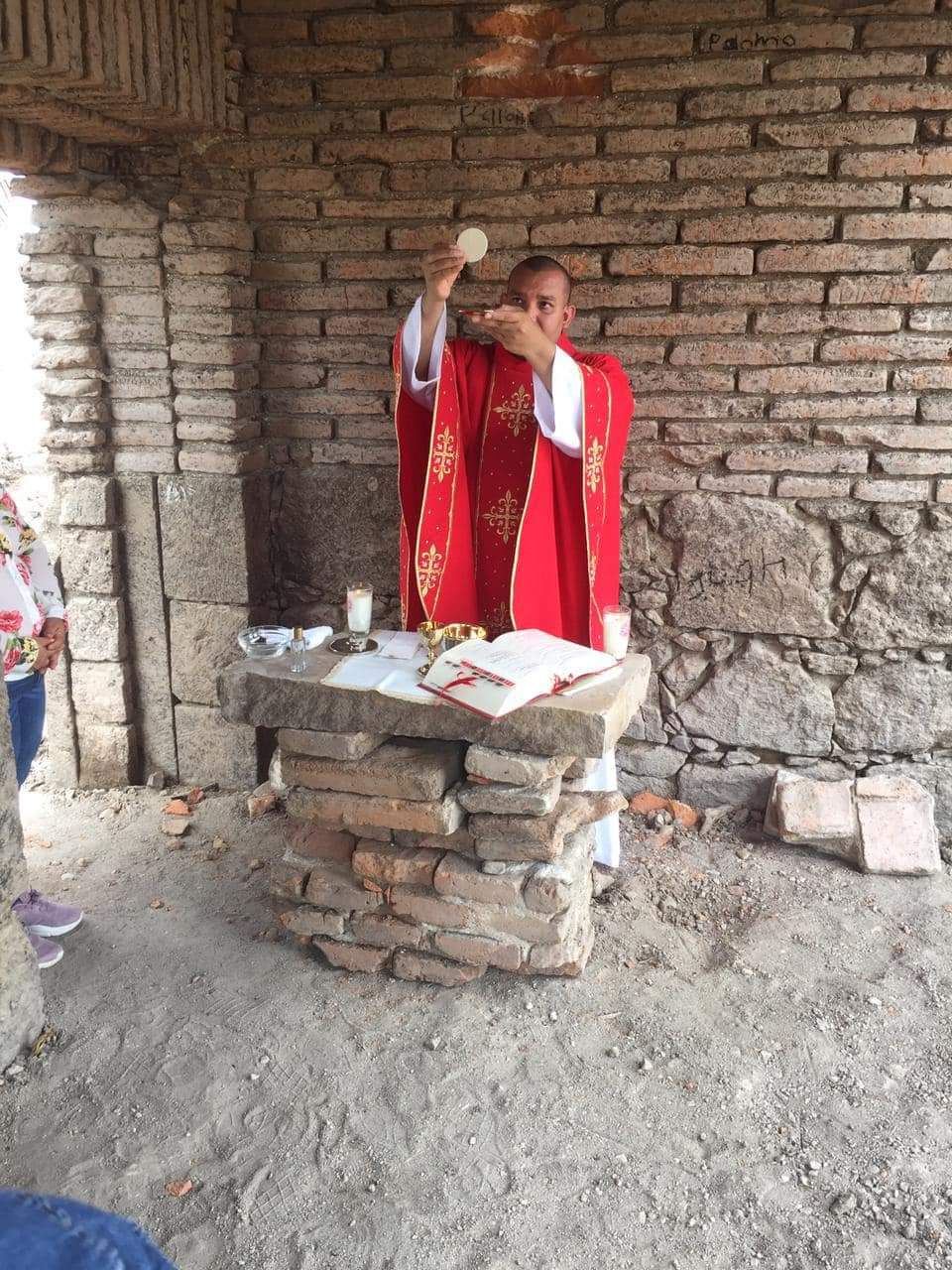 Realizan Santa Misa en las ruinas del vaso de la Presa Miguel Hidalgo