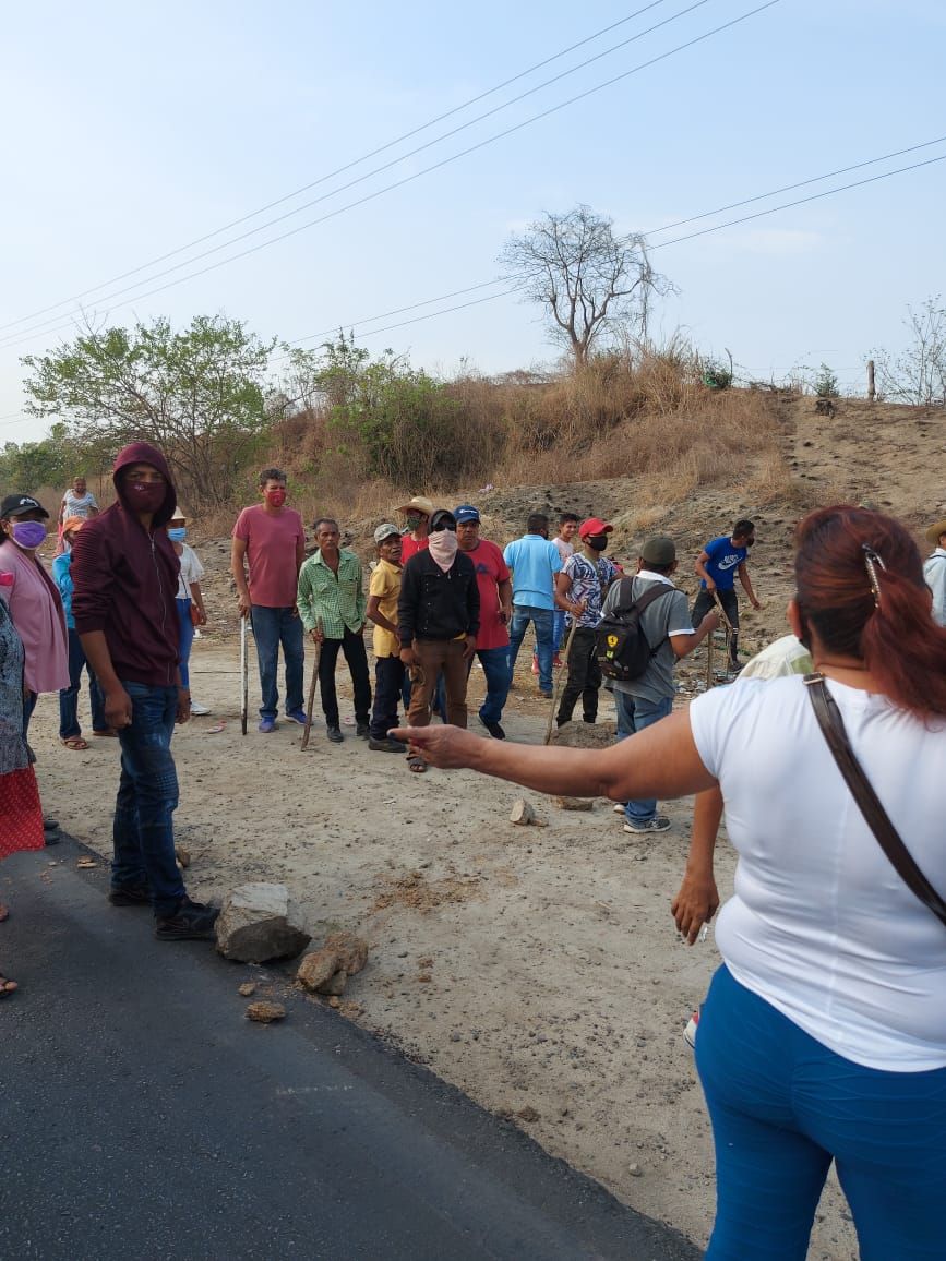Bloquean la carretera federal campesinos del municipio de Atoyac 
