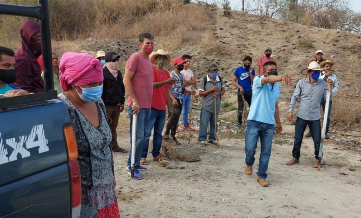 Bloquean campesinos carretera en Atoyac; exigen pago de Sembrando Vida 