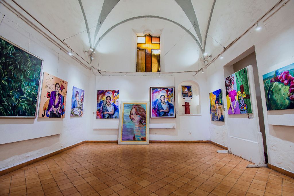 Exposición pictórica Todas las Fridas y yo, de Martha Sotomayor, permanecerá un mes más en Centro Cultural La Capilla