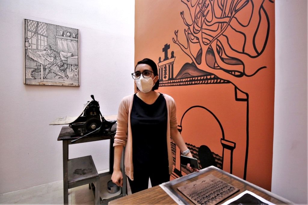 Exponen ’De la academia a posada’ en el museo de la estampa